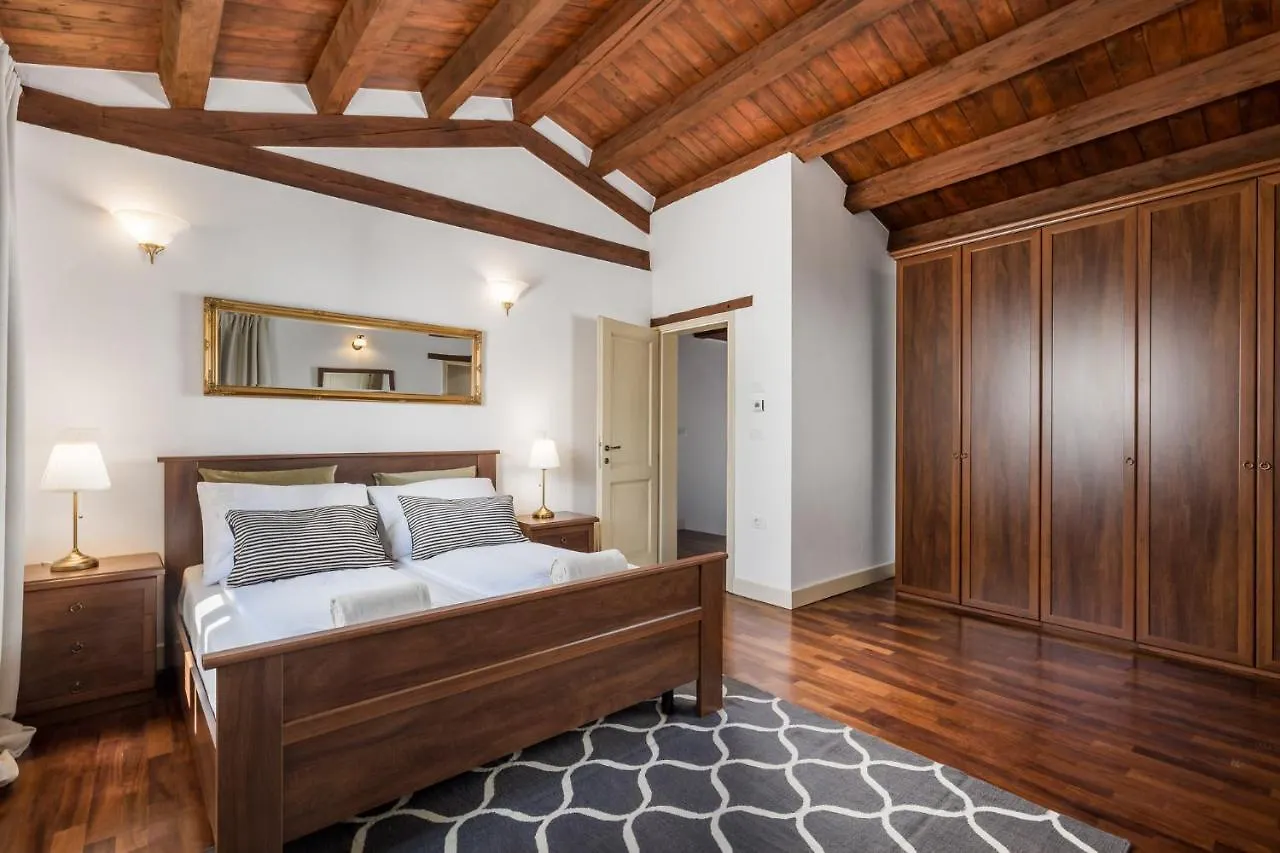 Villa Leonida Zuzici 0*,