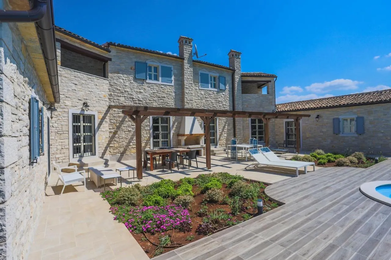 Villa Leonida Zuzici 0*,