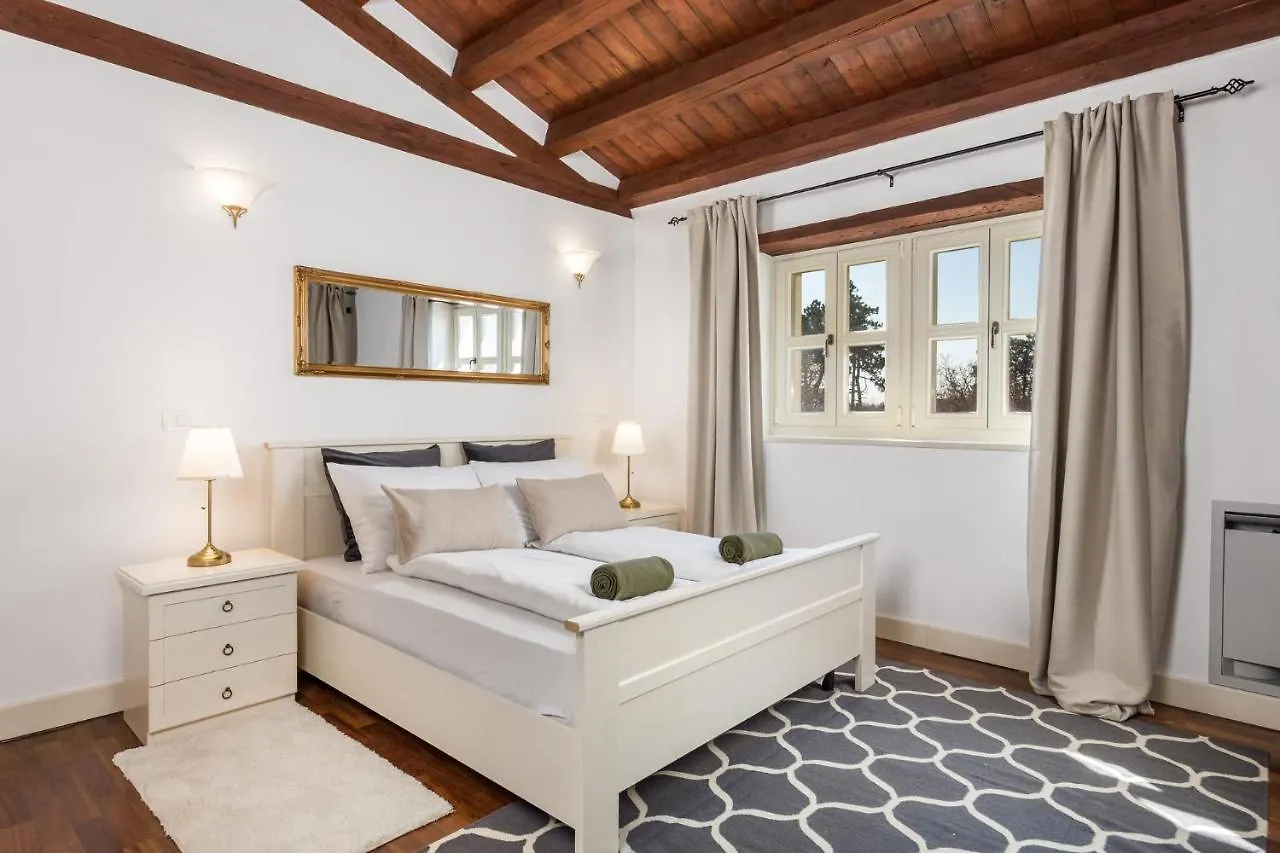 Villa Leonida Zuzici 0*,